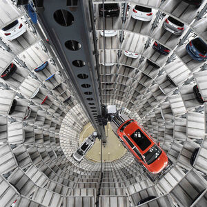 Individuelle Bonuszahlungen sollen entfallen, dafür sollen künftig zwei Drittel statt bisher ein Drittel der variablen Vergütung von Konzernzielen wie dem Gewinn oder dem Aktienkurs abhängen, teilte VW am Mittwoch mit.