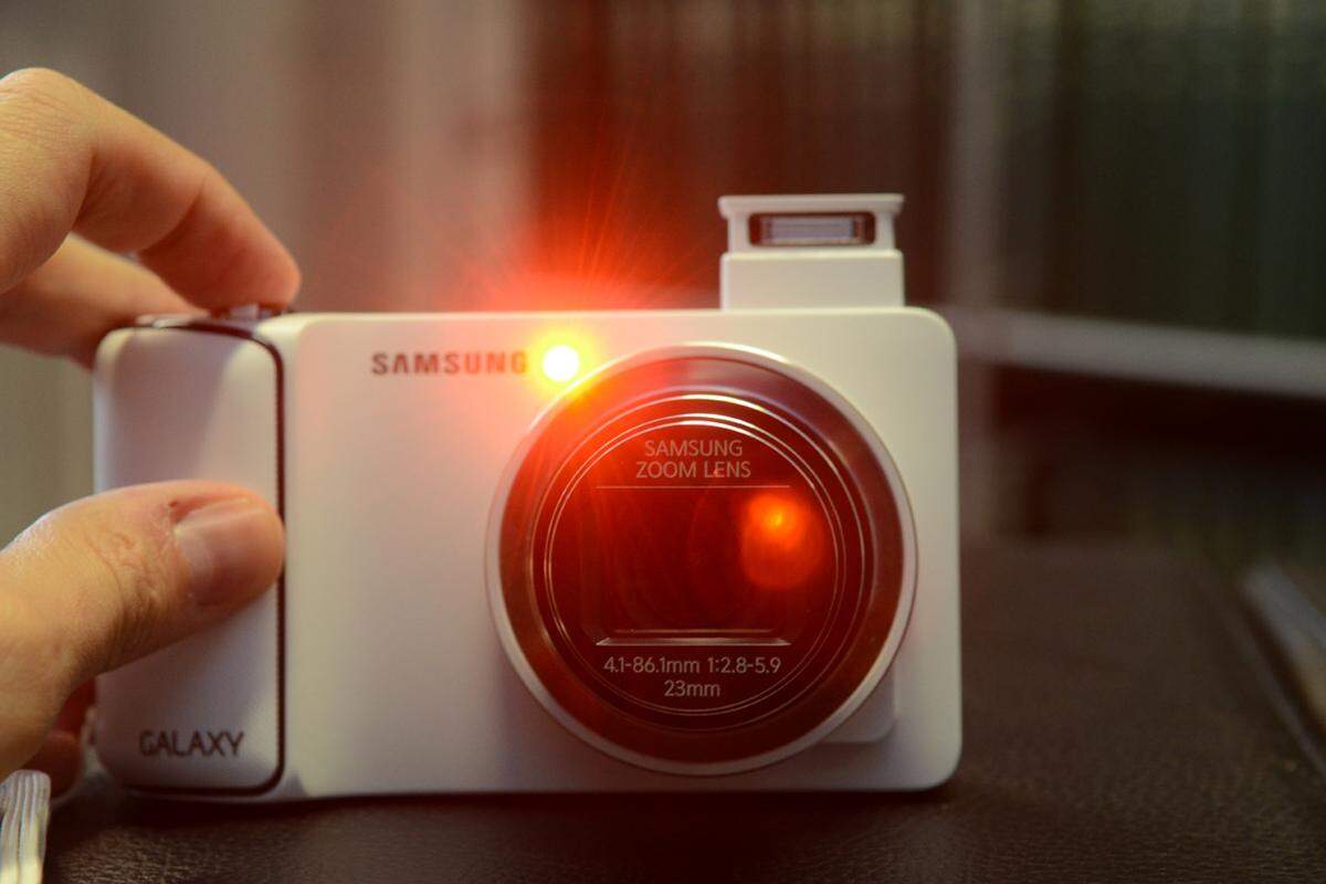 Leider zeigte sich im Test, dass die Bildqualität nicht immer das hält, was Samsung verspricht. Bei guten Lichtverhältnissen übertrifft die Galaxy Camera die Smartphone-Konkurrenz. Je weniger Umgebungslicht verfügbar ist, desto geringer werden aber die Qualitätsunterschiede. Da das Gerät keine Telefonfunktion besitzt, benötigt man ohnehin ein separates Handy. Zum vollständigen Testbericht >>>