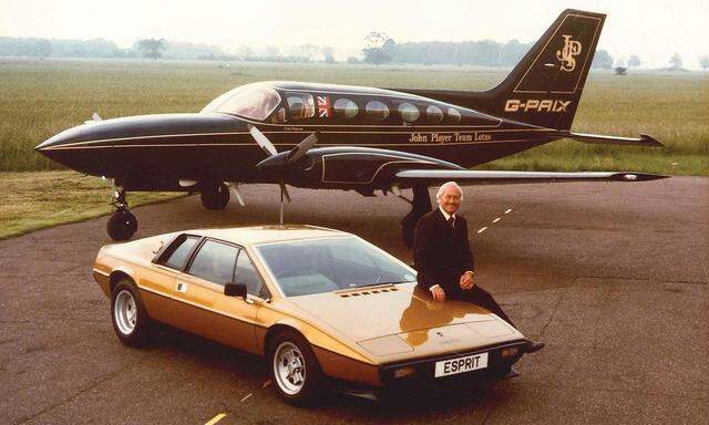 Da war eine Zukunft als chinesische Konzernmarke noch schwer vorstellbar: Lotus-Gründer Colin Chapman mit dem Esprit von 1976.