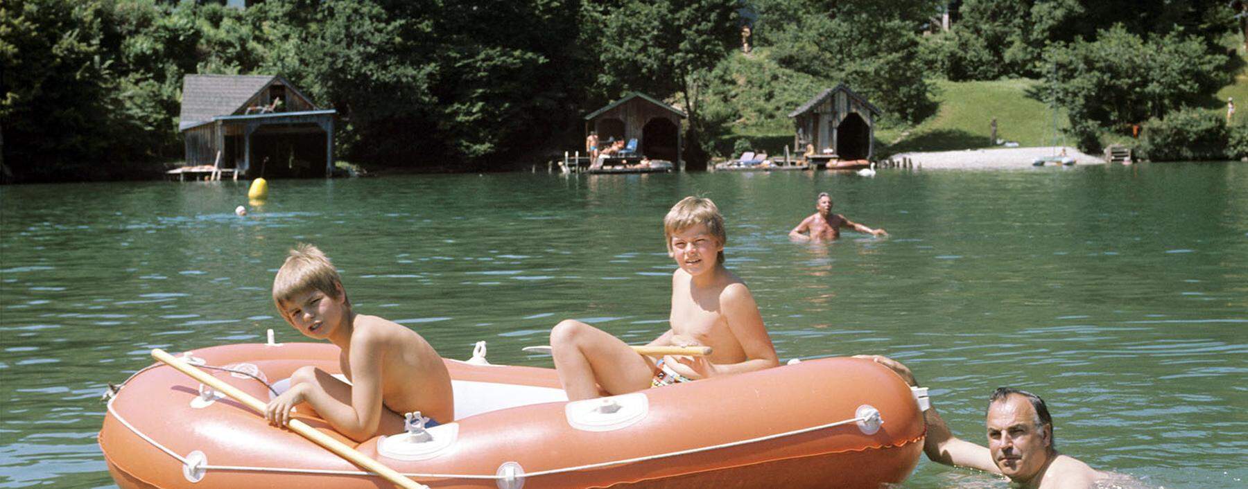 Kein Sommer ohne St. Gilgen: Helmut Kohl, damals noch Ministerpräsident, schiebt den Nachwuchs 1975 durch den Wolfgangsee.