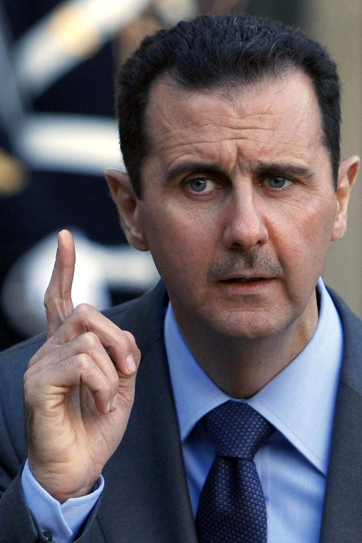 An Präsident Baschar al-Assad wurde im Vorfeld die Botschaft gesandt, dass man die „Ungerechtigkeit“ in Syrien nicht länger akzeptieren wolle. „Wir sind nicht gegen Dich persönlich, sondern gegen Alleinherrschaft, Korruption und Tyrannei sowie dagegen, dass Deine Familie die Reichtümer an sich reißt“. Syrien wird seit 1963 von der Baath-Partei regiert. Seitdem gilt im Land der Ausnahmezustand.