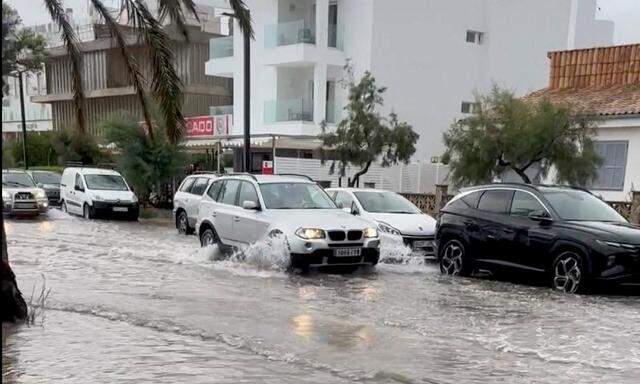 Ein Social-Media-Video zeigt ein Auto, das am 27. August 2023 auf Mallorca durch eine überflutete Straße fährt.