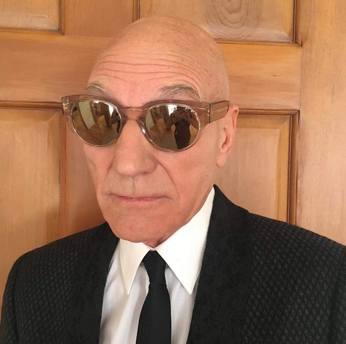 Patrick Stewart hat seine Sonnenbrillen-Entscheidung für den Roten Teppich seinen Instagram-Followern überlassen: "Yay oder nay"?