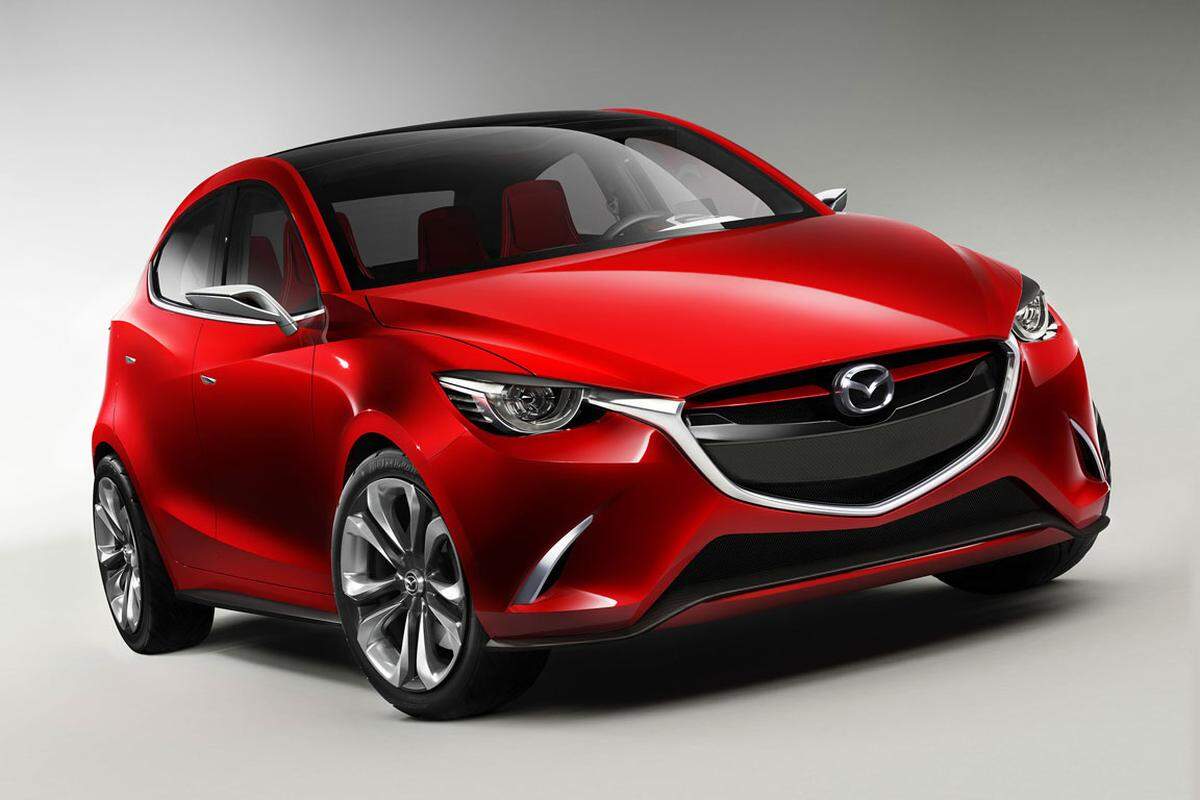Mazda pr&auml;sentiert den neuen Mazda 2, der optisch an die Studie "Hazumi" angelehnt ist. Der neue Mazda 2 ist 15 cm l&auml;nger als sein Vorg&auml;nger und kommt auf eine Gesamtl&auml;nge von 4,07 Meter. Das Auto soll beim Gewicht unter 1000 Kilo bleiben.