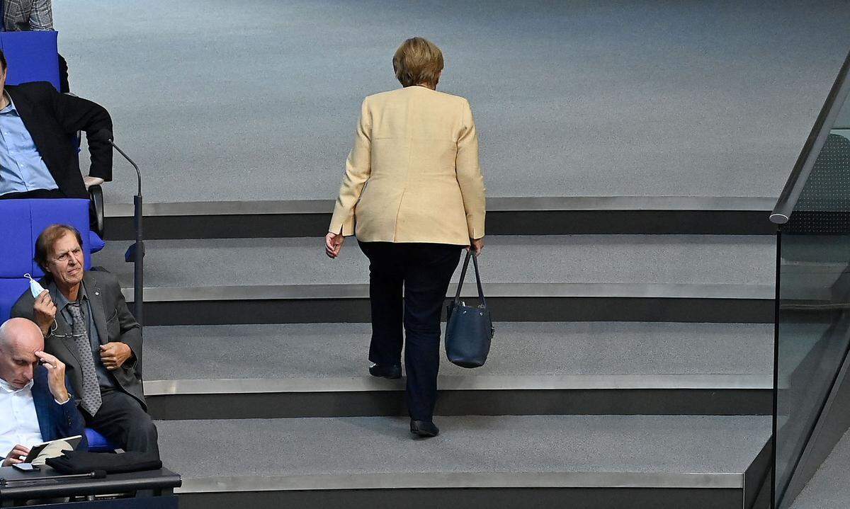 In Deutschland und der Welt hat sie höchste Anerkennung erhalten - musste zugleich aber auch schärfste Kritik einstecken. Nach vier Legislaturperioden ist für Angela Merkel nun Schluss mit Politik. Was hat ihre Kanzlerschaft geprägt?  Im Bild: Merkel verlässt nach ihrer letzten Rede vor dem Bundestag in Berlin den Plenarsaal. 