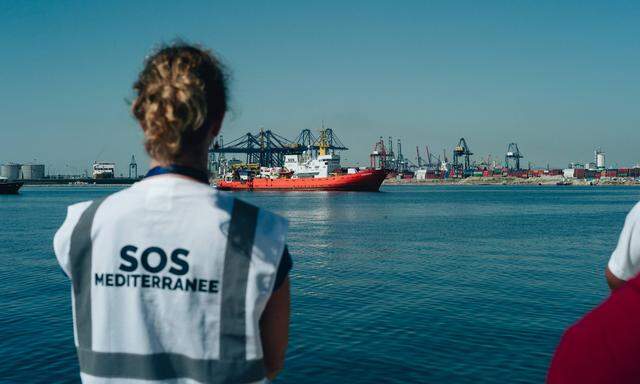 Helfer warteten im Hafen von Valencia auf die Passagiere des Rettungsschiffs Aquarius.