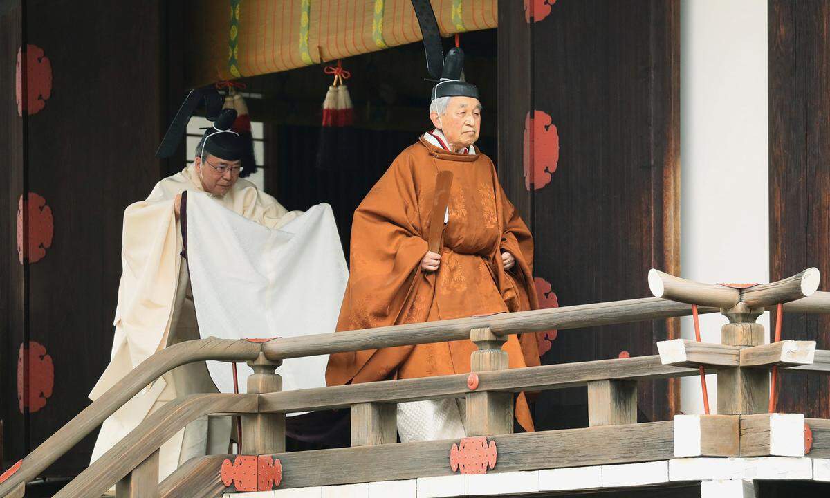 In jahrhundertealter höfischer Tracht kündigte Kaiser Akihito in drei Schreinen seines Palastes in Tokio den Göttern seinen Rücktritt an. Den Mythen nach sind die japanischen Kaiser unmittelbare Nachfahren der Sonnengöttin Amaterasu Omikami.  