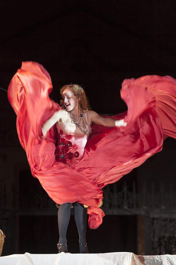 Auch dieses Jahr schmücken tausend Swarovski-Kristalle das Kleid der Buhlschaft (gespielt von Brigitte Hobmeier) im Jedermann bei den Salzburger Festspielen.