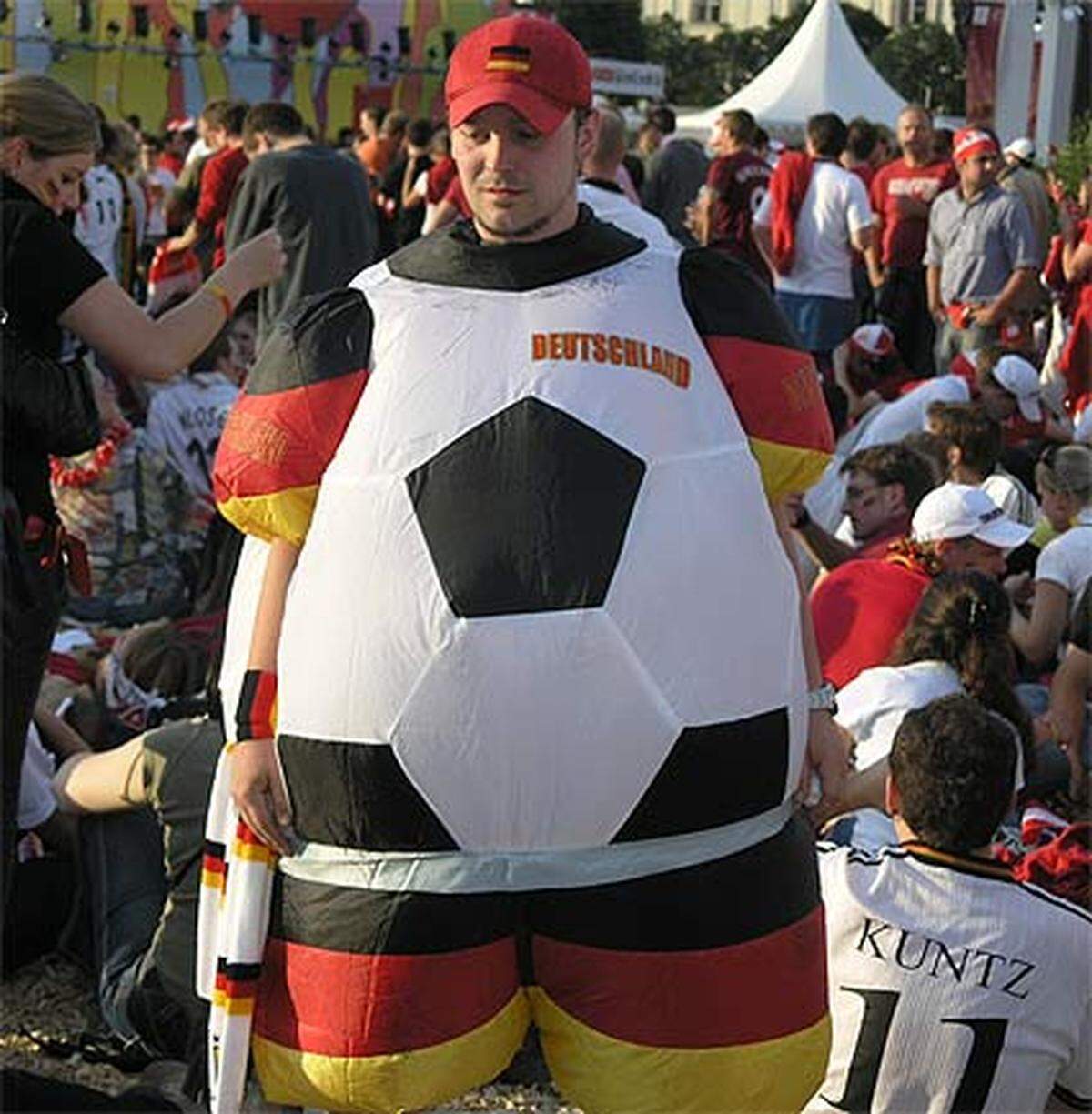 Doch dem steht die Klasse der deutschen Mannschaft entgegen - oder will dieser Fan etwas anderes mit dieser Verkleidung ausdrücken?