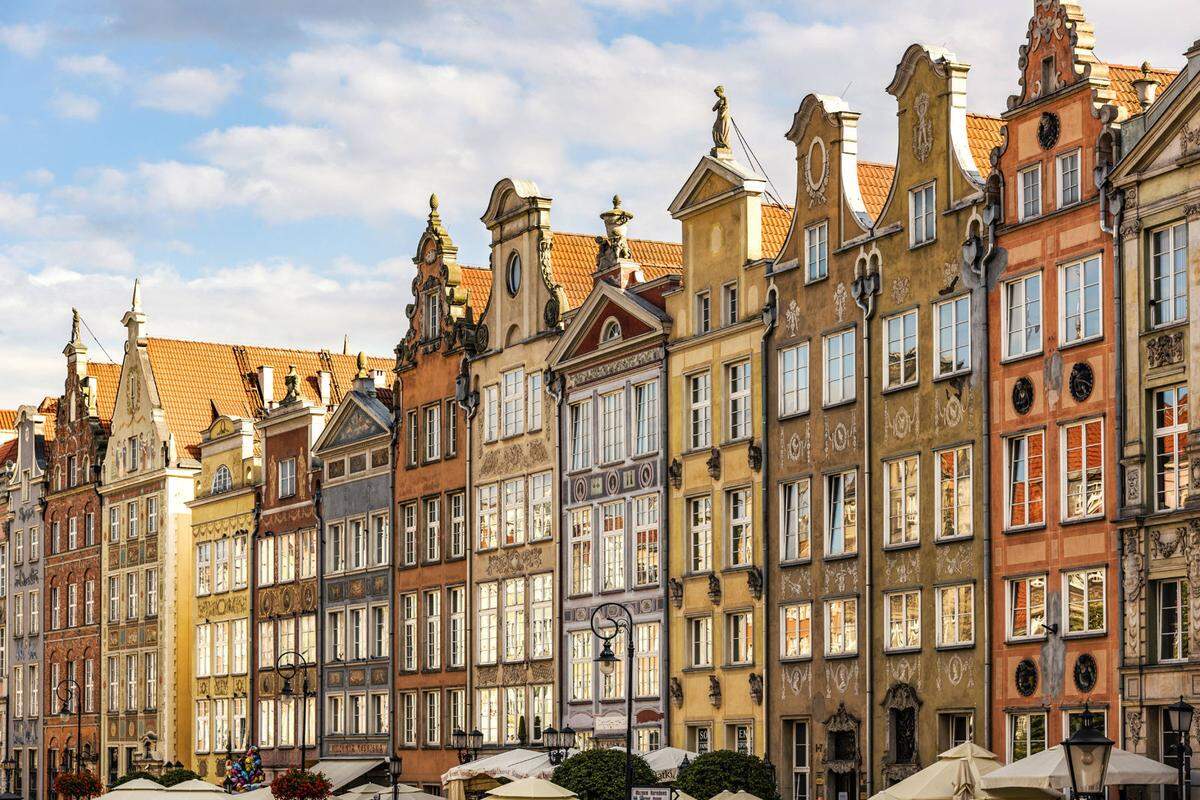 Die an der Ostsee gelegene Stadt zählt zu den schönsten Polens und hat eine bewegte Geschichte: 1939 brach hier der Zweite Weltkrieg aus, 1980 wurde die Gewerkschaftsbewegung Solidarność gegründet, die das Ende des Kommunismus in Osteuropa einläutete.