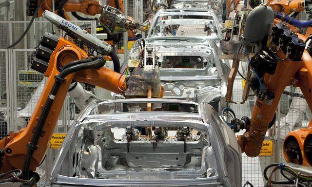 Industrieroboter fertigen an der Aufbaulinie 2 Karosserien der Audi Modelle A4 Limousine A4 Avant
