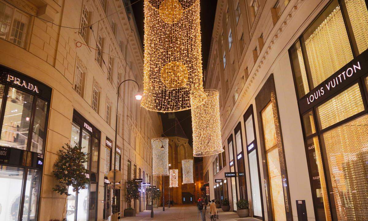In der Wiener Innenstadt hängt die Weihnachtsbeleuchtung bereits seit Ende Oktober. Sie schmückt heuer eher spärlich besuchte Einkaufsstraßen.