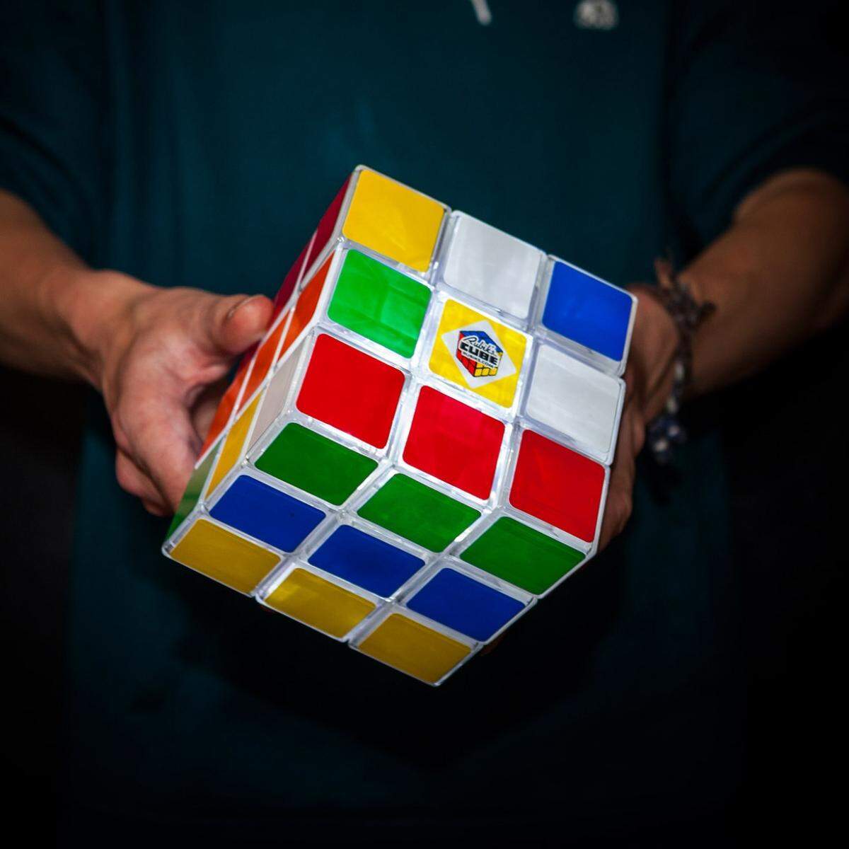 Er kommt einfach nicht aus der Mode. Und das ist auch gut so. Der von dem ungarischen Ingenieur Ernö Rubik entwickelte Würfel feiert immer wieder Renaissance. Dieses Mal in Form einer Lampe, die sich via USB aufladen lässt und damit auch kabellos funktioniert. Und gedreht und gerätselt darf auch werden - aber nicht Schummeln.