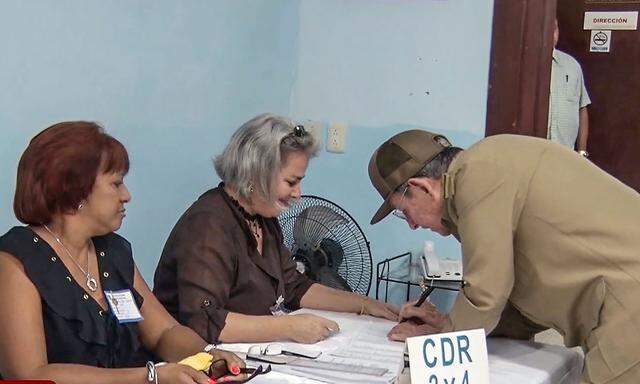 TV-Bilder zeigen Präsident Raul Castro bei der Gemeinderatswahl auf Kuba.