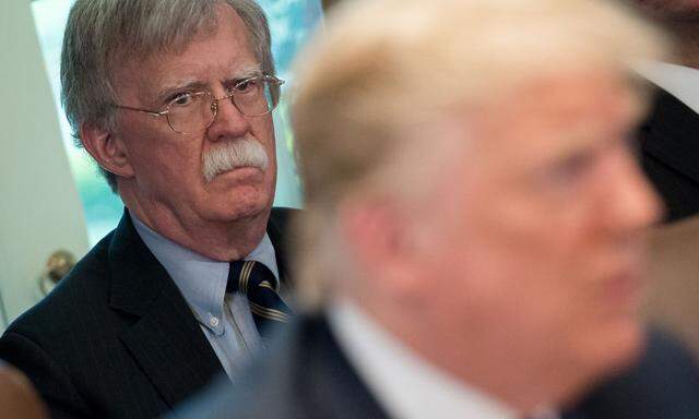 Bolton war von April 2018 bis September 2019 Trumps Nationaler Sicherheitsberater. Er schied im Unfrieden mit dem Präsidenten aus dem Amt aus. 