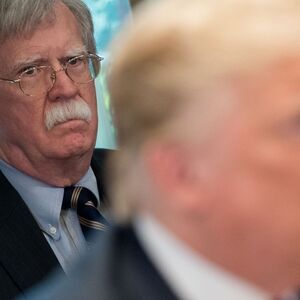 Bolton war von April 2018 bis September 2019 Trumps Nationaler Sicherheitsberater. Er schied im Unfrieden mit dem Präsidenten aus dem Amt aus. 