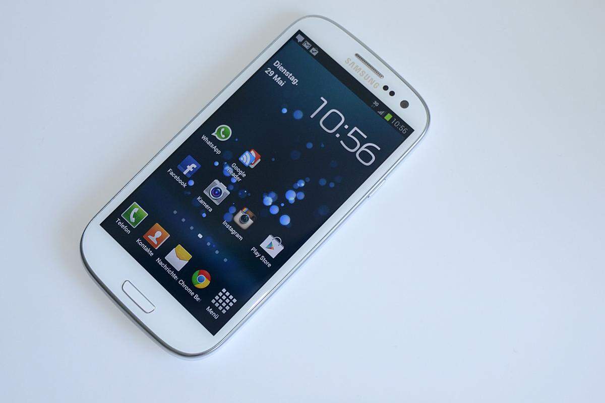 Am unteren Bildschirmrand hat Samsung die drei virtuellen Tasten versteckt, die das Galaxy Nexus mit seinem "puren" Android 4.0 noch zeigt.
