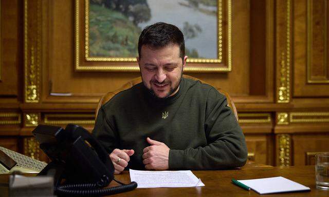 Ukraine-Konflikt, Wolodymyr Selenskyj telefoniert in Kiew mit Emmanuel Macron  President of Ukraine Volodymyr Zelensky s