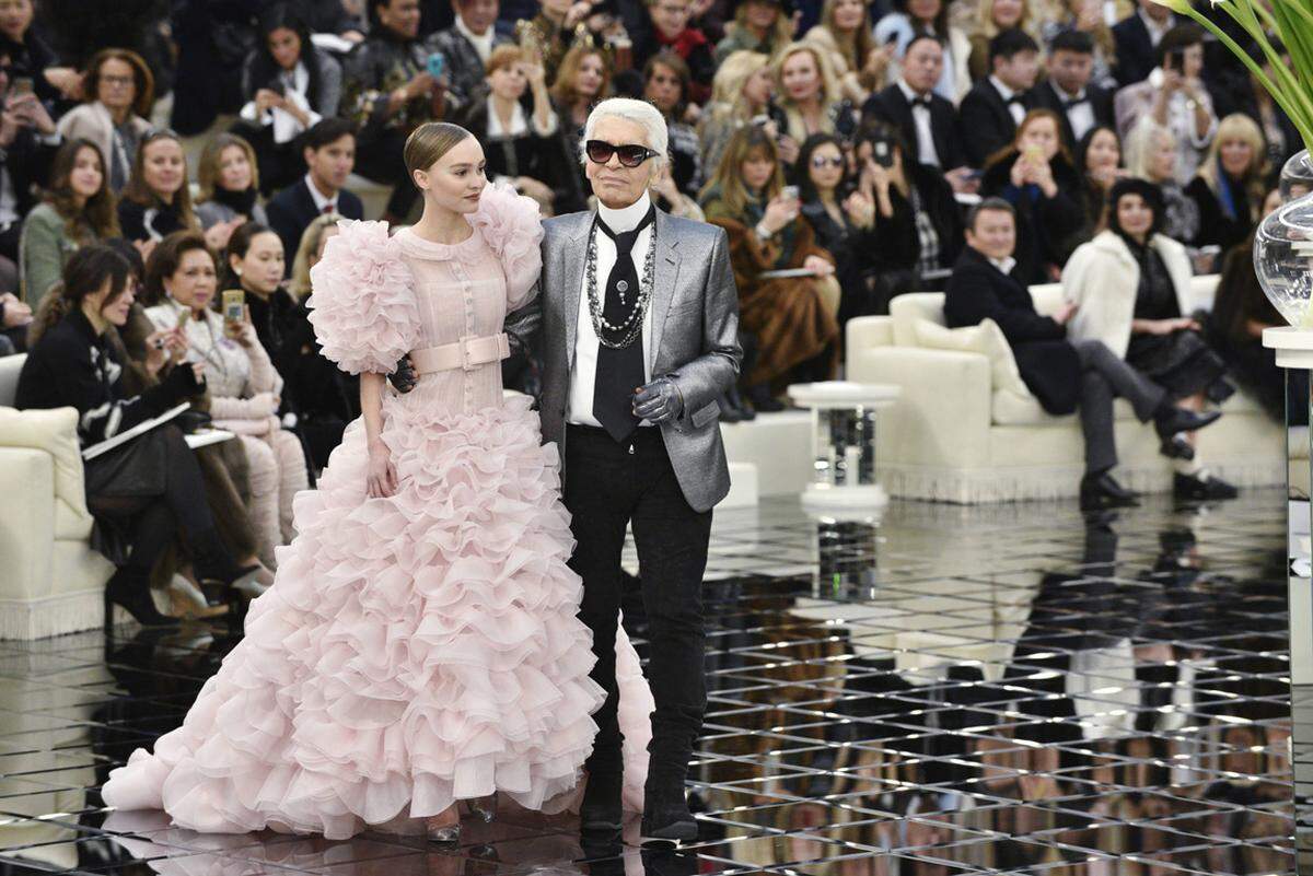 Lily-Rose Depp, die Tochter von Johnny Depp und Vanessa Paradis, zeigte sich am Arm des Modezaren in rosaroter Opulenz.