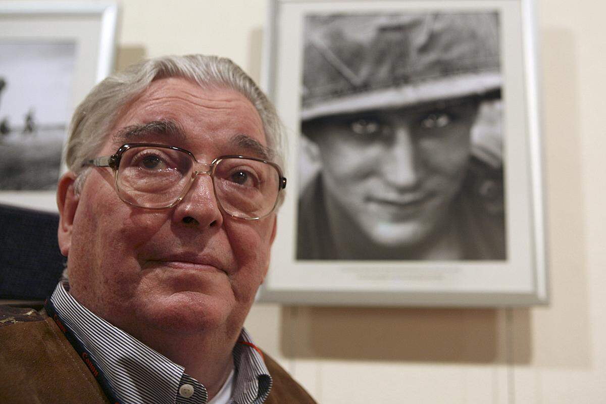 Horst Faas prägte mit seinen Fotos das Bild des Vietnamkriegs, den er von 1962 bis 1974 begleitete. Für seine Arbeit wurde der deutsche Kriegsfotograf mehrfach ausgezeichnet, darunter auch zwei Mal mit dem Pulitzerpreis. Am Donnerstag, dem 10. Mai, ist Faas mit 79 Jahren verstorben. Das gab die Nachrichtenagentur AP, für die Faas fast 50 Jahre lang arbeitete, bekannt.