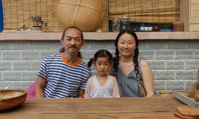 Zhang Yeping und seine Frau Fengshan sind in ein Dorf nördlich von Peking gezogen, damit die fünfjährige Chengzi einen Waldorf- Kindergarten besuchen kann.