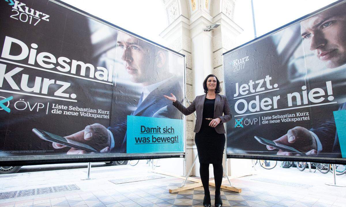 Auf beiden Sujets der letzten Plakatwelle ist dasselbe Foto von Kurz zu sehen, einmal garniert mit der Aufforderung "Diesmal Kurz.", das andere Mal mit "Jetzt. Oder nie!". Die größte Neuheit: Erstmals plakatiert die ÖVP nun doch auch den Parteinamen.