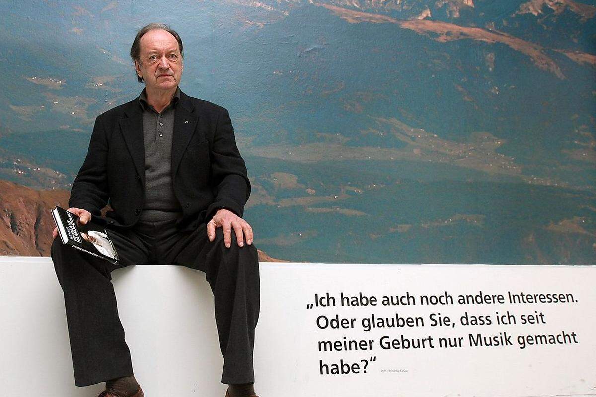 Nikolaus Harnoncourt, als Johann Nicolaus de la Fontaine und d'Harnoncourt-Unverzagt am 6. Dezember 1929 in Berlin in luxemburgisch-lothringischen Hochadel hineingeboren (er ist der Ururenkel Erzherzog Johanns), wuchs in Graz auf. Von 1945 an erhielt er Cello-Unterricht, bald wandte er sich der Erforschung von Spielweise und Klang alter Instrumente zu. Bild: Harnoncourt auf einem Objekt der Ausstellung 'Being Nikolaus Harnoncourt', 2009 im Grazer Stadtmuseum.