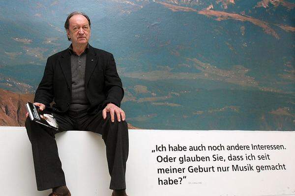 Nikolaus Harnoncourt, als Johann Nicolaus de la Fontaine und d'Harnoncourt-Unverzagt am 6. Dezember 1929 in Berlin in luxemburgisch-lothringischen Hochadel hineingeboren (er ist der Ururenkel Erzherzog Johanns), wuchs in Graz auf. Von 1945 an erhielt er Cello-Unterricht, bald wandte er sich der Erforschung von Spielweise und Klang alter Instrumente zu. Bild: Harnoncourt auf einem Objekt der Ausstellung 'Being Nikolaus Harnoncourt', 2009 im Grazer Stadtmuseum.