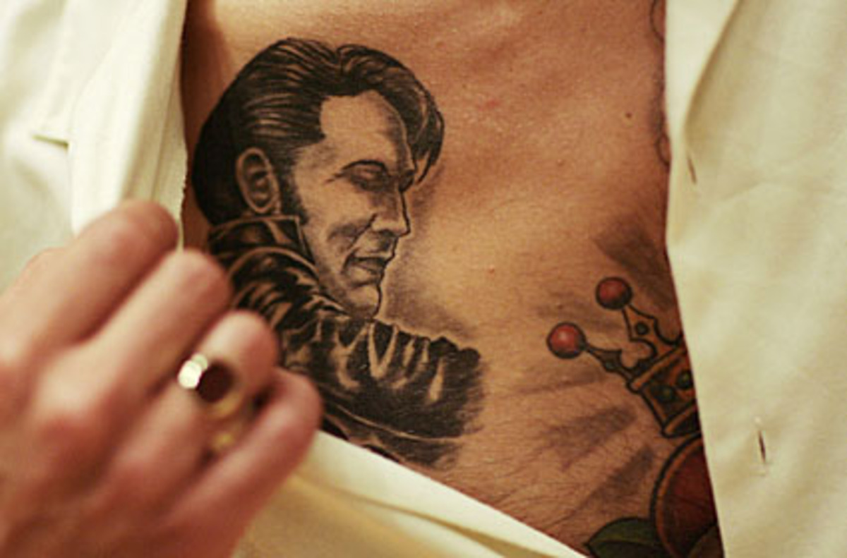 Die Verkaufszahlen freilich schossen in die Höhe. Jahrzehntelang hielt Elvis auf der "Forbes"-Liste der toten Prominenten mit seinen Einnahmen einen Spitzenplatz. "Elvis ist zu einer Zeit gestorben, als es seinem Ruhm nur guttun konnte", befand Biograf Samuel Roy.