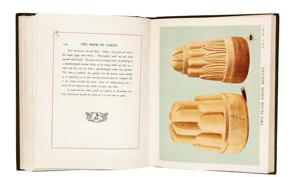 Die Fliege in dieser Ausgabe des „Book of Cakes“ (1903) hat sich einen prächtigen Platz ausgesucht, um zu landen (und zu sterben): neben Kuchen aus Savoy-Formen. McLaren and Sons hatten die Bilder am Ende des 19. Jahrhunderts in London ursprünglich als Druckserie für Kuchenbäcker herausgegeben.