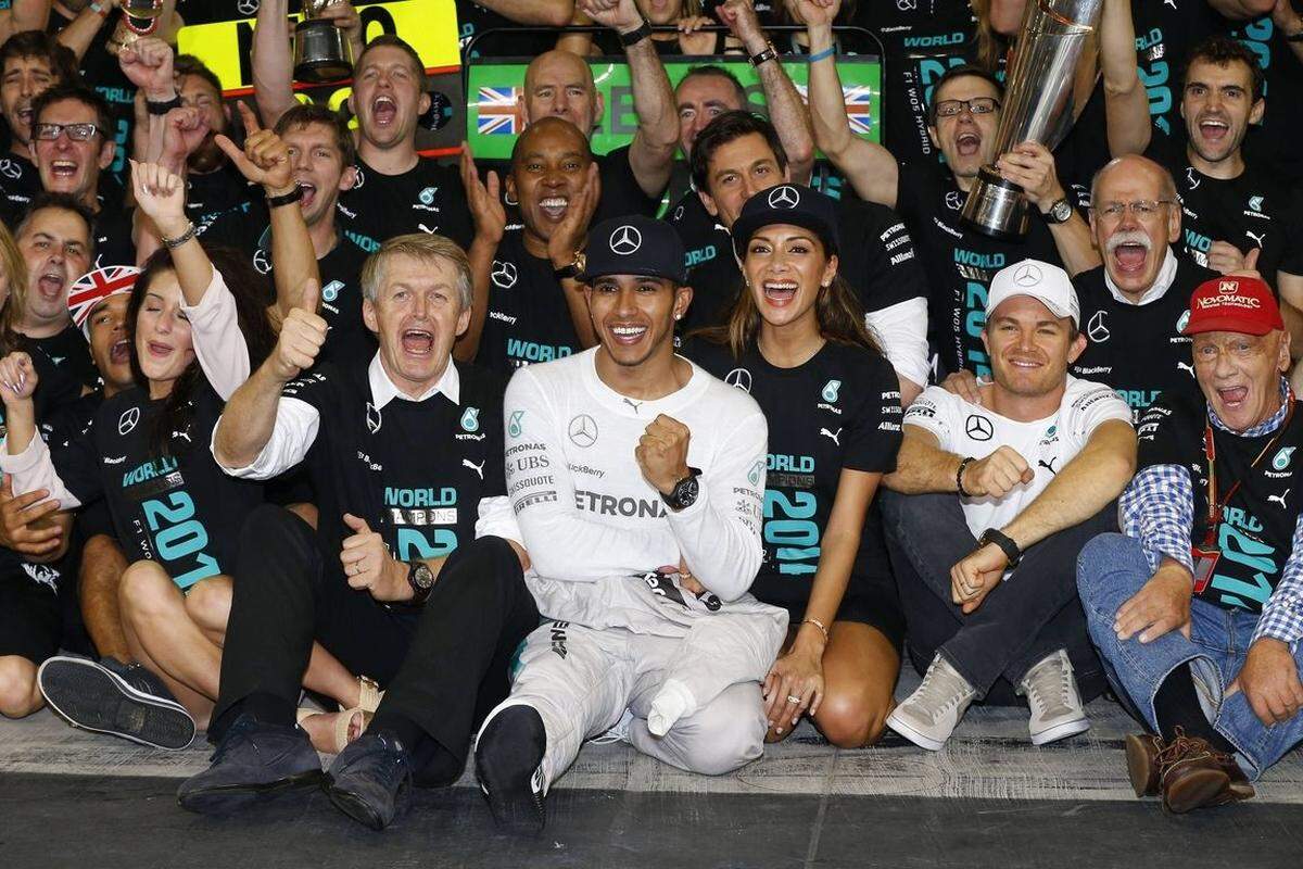 Mercedes-Pilot Lewis Hamilton krönt sich zum zweiten Mal nach 2008 zum Formel-1-Weltmeister. Der Brite gewinnt den abschließenden WM-Lauf in Abu Dhabi und entscheidet damit das WM-Duell mit seinem Teamkollegen Nico Rosberg für sich. Das überlegene Mercedes-Team feiert in dieser Saison in 19 Rennen 16 Siege, elf davon gehen auf das Konto Hamiltons.