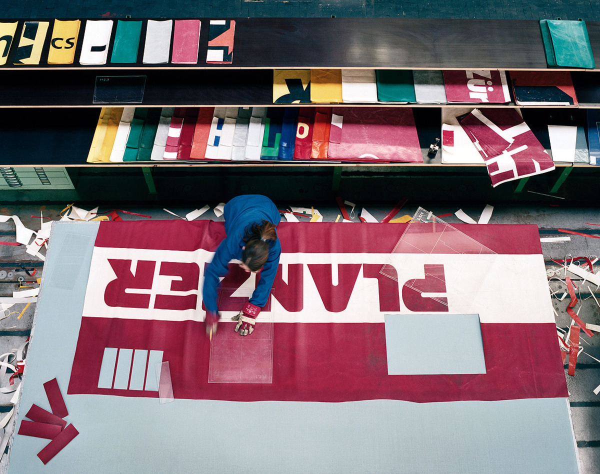 Viele Shops gibt es nach wie vor nicht, sieben sind es. Allein 1600 Taschen-Unikate stehen in dem neuen Shop in Wien Neubau zum Verkauf. Und warum gerade Wien? So genau weiß das Daniel Freitag auch nicht: "Hier sind wir so freundlich willkommen geheißen worden." Adresse: 7., Neubaugasse 26 Öffnungszeiten: Mo-Mi & Fr 10.00-19.00 Uhr, Do: 10.00-20.00, Sa: 10.00-18.00 Uhr  Telefon: 01/5233136