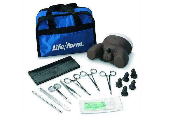 Ein paar Fragen und Objekte aus der Schau. Hier das Beschneidungs-Trainingsset „LifeForm Infant Circumcision Training Kit“ der Firma Nasco.