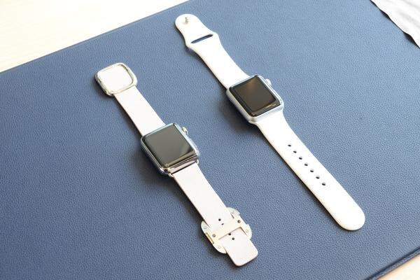 Links ist die Watch zu sehen. Diese unterscheidet sich zur Watch Sport darin, dass statt Aluminium Edelstahl zum Einsatz kommt und das Display durch Saphirglass geschützt ist.
