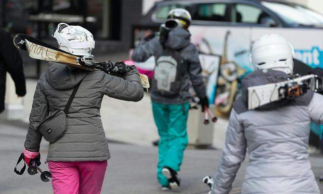 Ischgl im Tiroler Paznaun gilt als "Ground Zero" der Coronavirus-Ausbreitung in Europa. Vor Verhängung der Quarantäne verließen Tausende Urlauber das Tal.