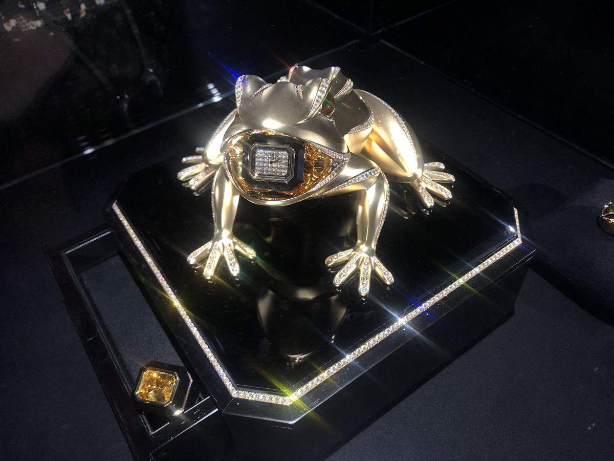 Uhren-Experte Alexander Pfeffer ist für uns in Basel, um für das "Schaufenster" von der weltgrößte Uhren- und Schmuckmesse zu berichten. Unikat: Hommage an Coco Chanels Glücks-Frosch in ihrem Pariser Appartement.