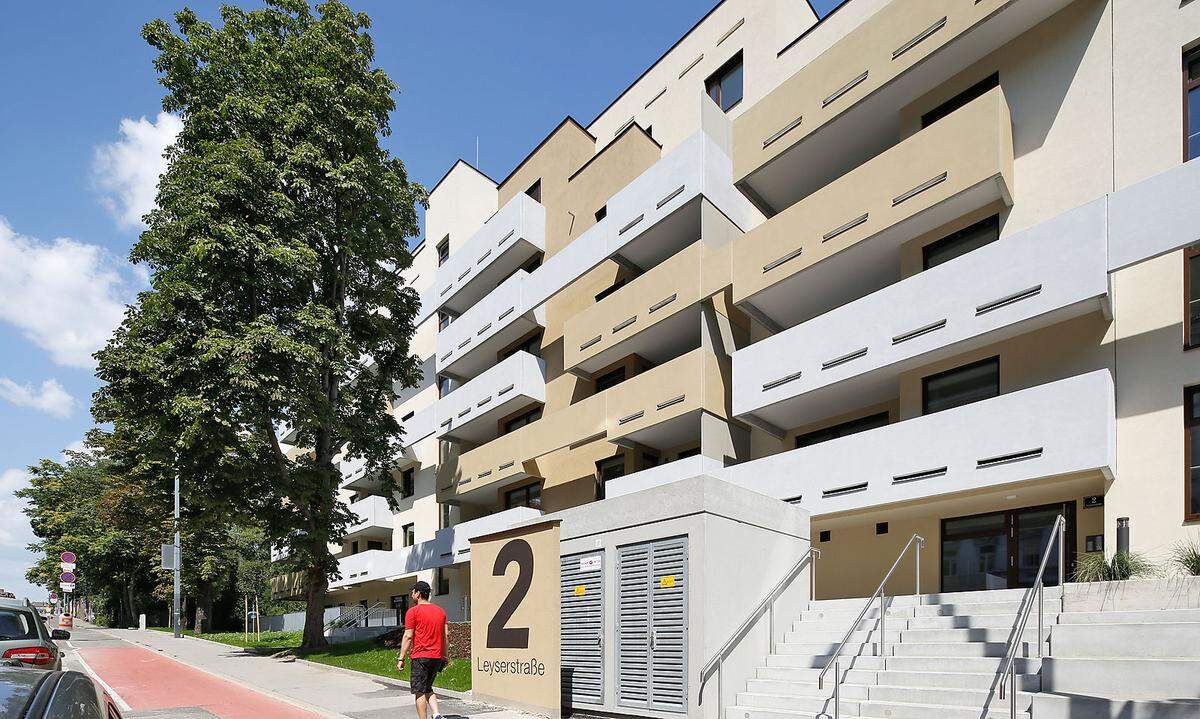 Jedes Jahr sucht die MA19 - Architektur und Stadtgestaltung in Wien beispielhafte architektonische Lösungen, die sich besonders gut in ihre Umgebung einfügen. Fündig geworden ist die Jury diesmal unter anderem in der Leyserstraße 2, wo BWM Architekten auf die Hanglage des Grundstücks mit einer Gliederung ihres 80 Wohnungen umfassenden Gebäudes in Terrassen reagierten. Dieses Projekt und weitere Preisträger des „Schorsch“ werden bis Ende Juni 2020 anlässlich der Ausstellung "gebaut 2018" in der MA19 in der Niederhofstraße 23 ausgestellt. (red., 13. 6. 2019)