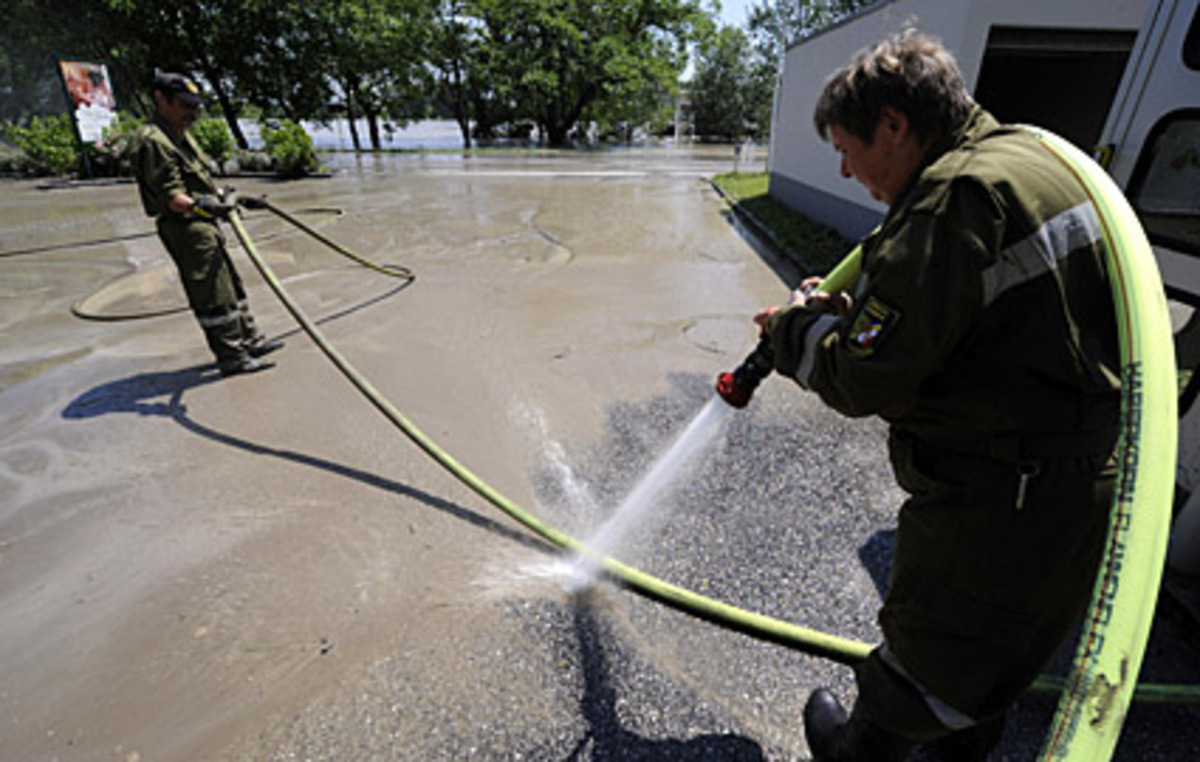 In Niederösterreich standen am Donnerstag etwa 2000 Mitglieder von 187 Feuerwehren im Hochwassereinsatz. In Weißenkirchen (NÖ) wird die Straße gereinigt