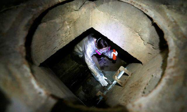 Eine Aktivistin versucht, über einen Tunnel aus der Universität zu entkommen. 