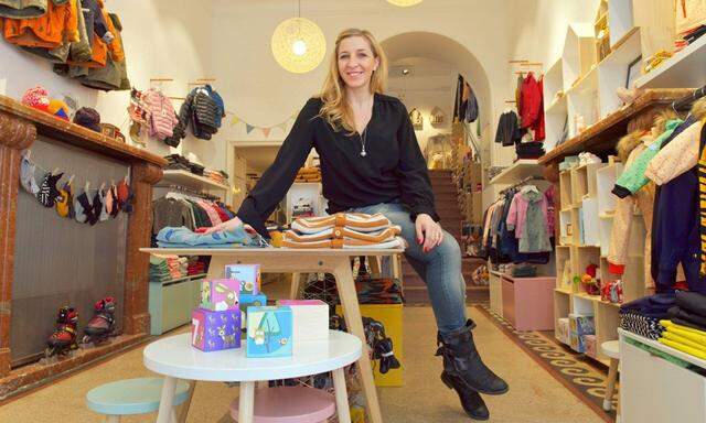 Anni Friesinger-Postma in ihrem „Small Heroes“-Geschäft in Salzburg. 