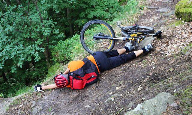 Ein sportlicher Mountainbiker stürzte auf einer erlaubten Strecke über eine Nylonschnur als Weidezaun und verletzte sich schwerst