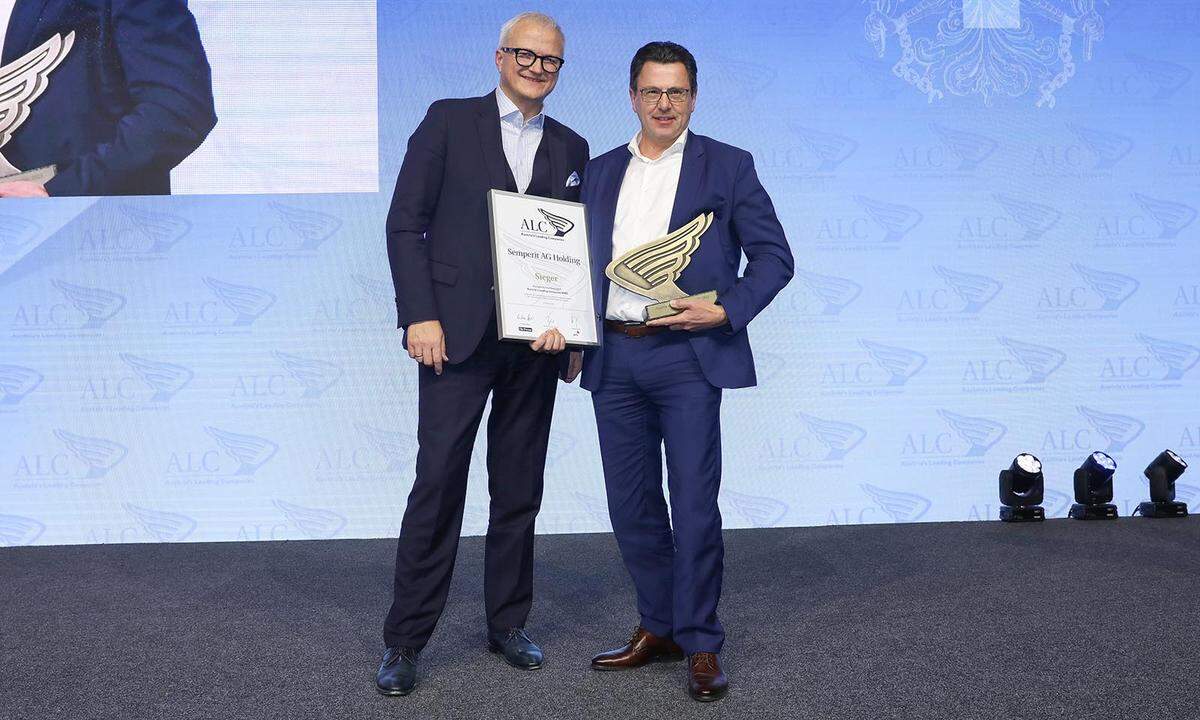 Auszeichnung börsennotierte Unternehmen - Sieger Nachhaltigkeit: Semperit AG Holding: KSV1870-CEO Ricardo-José Vybiral (l.) mit Semperit-CEO Karl Haider.