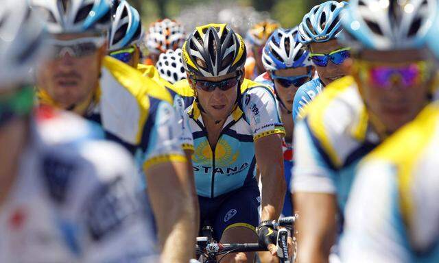 Lance Armstrong inmitten anderer Profis