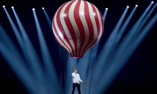 Brendan Murray mit "Dying to Try" Auch die erfolgreichste Song-Contest-Nation – Irland hat siebenmal den ESC gewonnen – musste zuletzt stets nach dem Semifinale die Koffer packen. Der 20-jährige Brendan Murray, optisch erinnert er ein wenig an Harry Potter, Mitglied der Boyband Hometown, hat eine besondere Stimme, die allerdings nicht ganz begeistern konnte. Brendan Murray mit "Dying to Try" auf YouTube