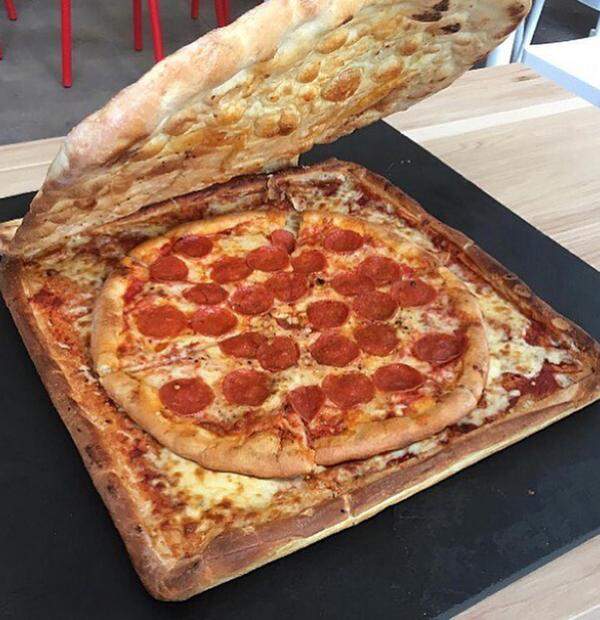 Von Kartons hat man in der Vinnie's Pizzeria in Brooklyn anscheinend genug. Stattdessen hat man eine Pizzaschachtel aus Pizza entworfen. Kein Abfall, 100 Prozent Pizza und 100 Prozent Genuss lautet nun das Motto.