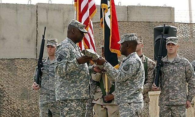 Commanding General of U.S. forces in Iraq, Lieutenant General Austin folds U.S. Forces in Iraq flag d