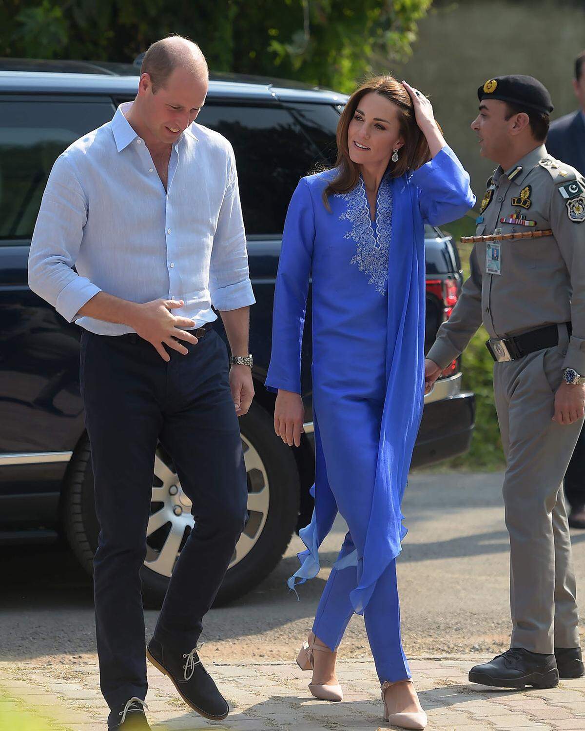 Herzogin Catherine trug eine royalblaue Kurta mit Hosen und Schal der pakistanischen Designerin Maheen Khan. Dazu trug sie Schuhe von New Look (28 Euro) und Ohrringe um acht Euro von Zeen.