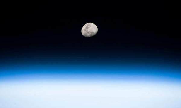 Ein Foto des Mondes von der Internationalen Raumstation (ISS) aus.