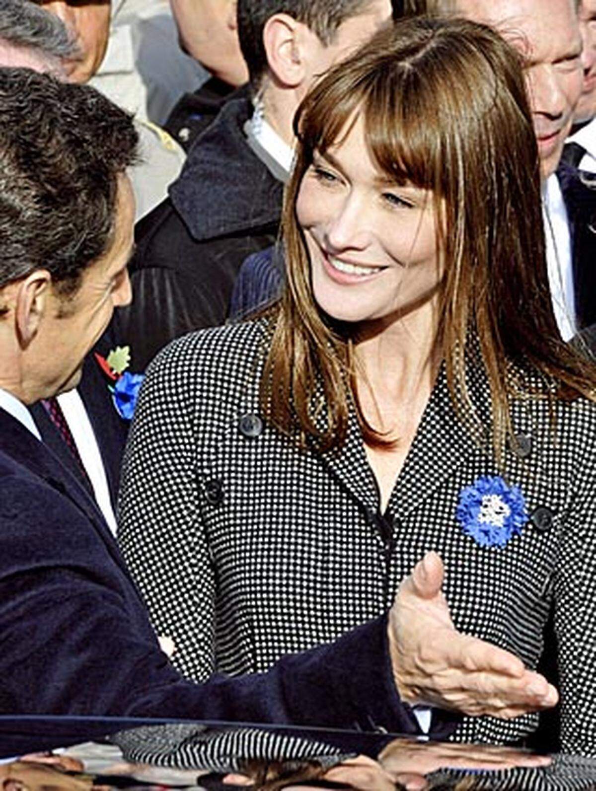 ... und zwar keiner geringeren als Carla Bruni-Sarkozy, der Gattin des französischen Präsidenten. Ehemals Model und nach wie vor Chanson-Sängerin, füllte Bruni mit ihren Affären die Seiten der Klatsch-Magazine und posierte spärlich bekleidet. Nach der Hochzeit mit Nicolas Sarkozy mauserte sich die gebürtige Italienerin zur Première Dame, schlicht gekleidet und mit flachem Schuhwerk - um ihren Ehemann nicht zu überragen. Sie äußert sich immer wieder zu sozialen Themen, am Parkett der Weltpolitik muss Sarkozy weiterhin alleine tanzen.