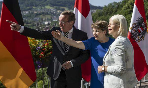 Der deutsche Verteidigungsminister Boris Pistorius, die Schweizer Bundesrätin Viola Amherd und Österreichers Verteidigungsministerin Klaudia Tanner bei einem Treffen im Juli 2023. 